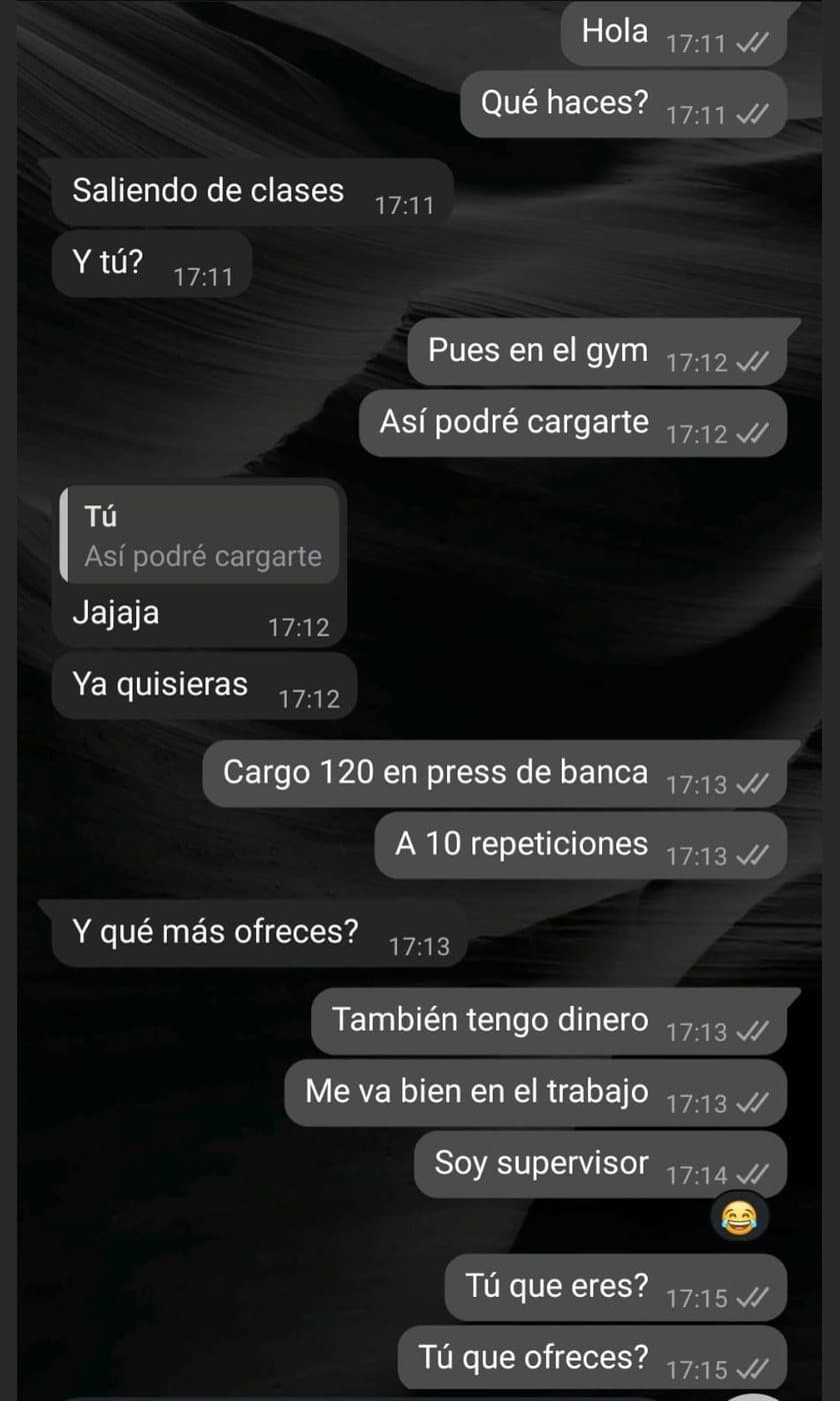 Chat de WhatsApp sin LabIA. Él: “Hola”, “Qué haces?”. Ella: “Saliendo de clases”, “Y tú?”. Él: “Pues en el gym”, “Así podré cargarte”. Ella: “Jajaja”, “Ya quisieras”. Él: “Cargo 120 en press de banca”, “A 10 repeticiones”. Ella: “Y qué más ofreces?”. Él: “También tengo dinero”, “Me va bien en el trabajo”, “Soy supervisor”, “Tú que eres?”, “Tú que ofreces?”. Él lista lo que tiene y ella nunca se engancha.
